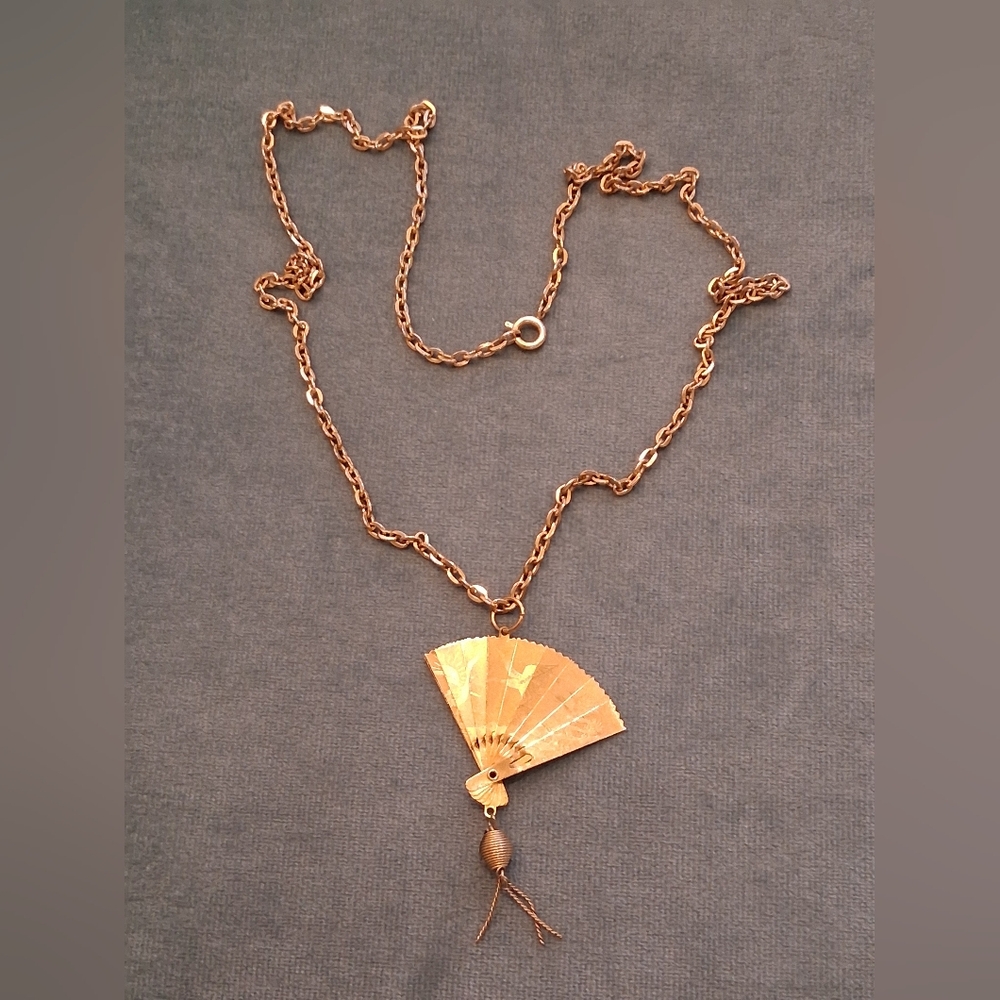 Articulated Fan Pendant Necklace